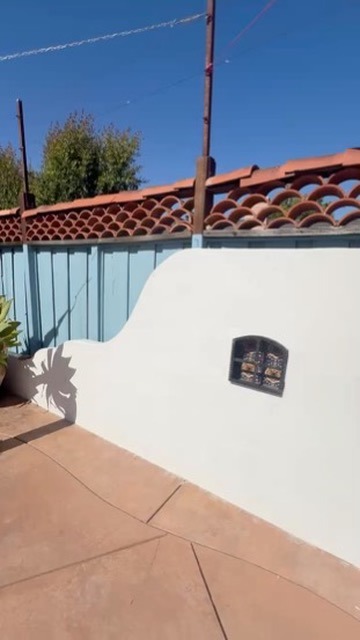 Beautiful stucco wall and painted wooden fence details by Silicon Prime Painting